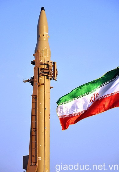 Tên lửa đạn đạo “Qiyam (Rise) 1” của Iran tự nghiên cứu và chế tạo.